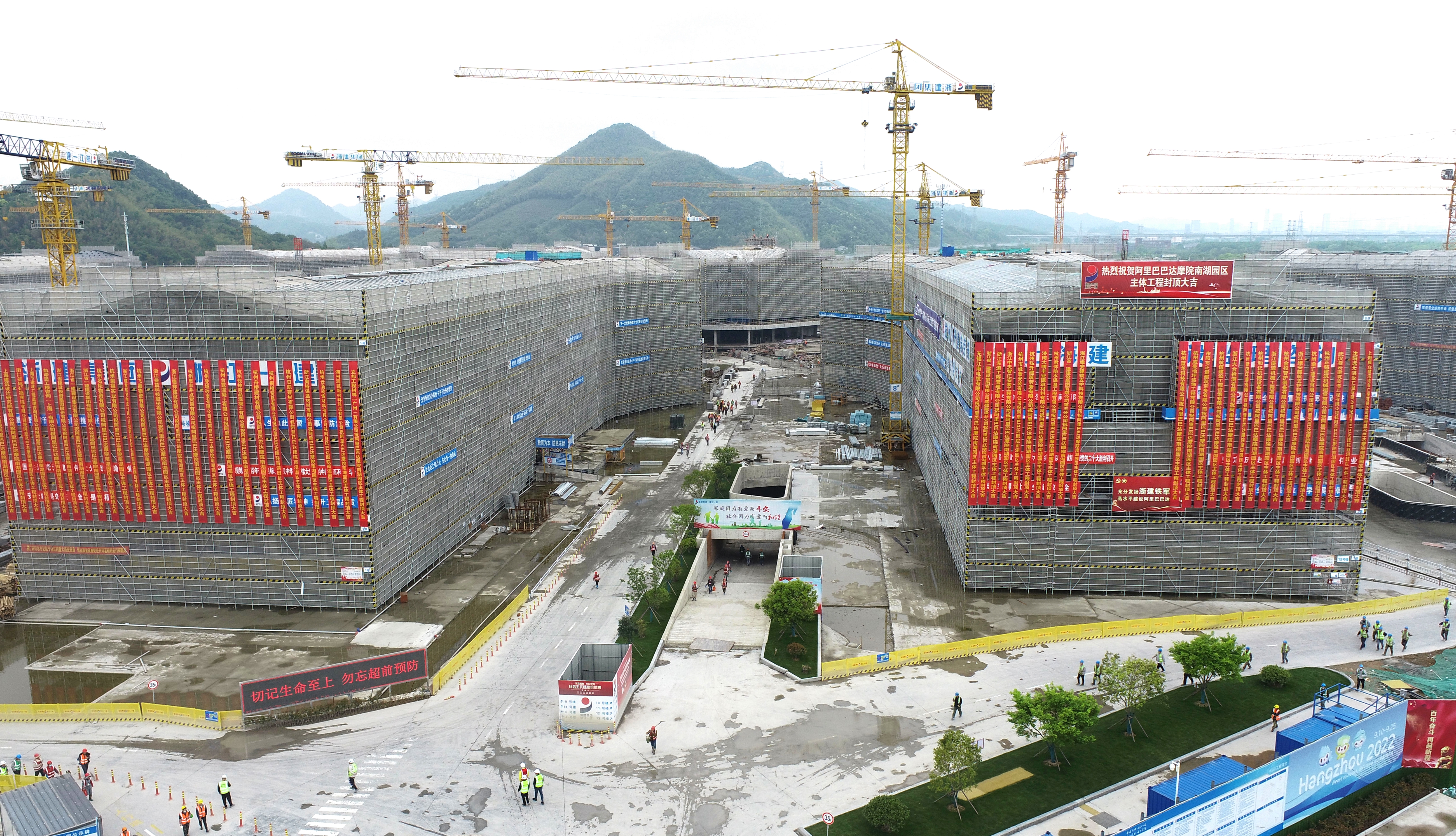 浙江一建，浙江一建阿里巴巴達(dá)摩院南湖園區(qū)項目主體結(jié)構(gòu)全面封頂-實景圖.jpg