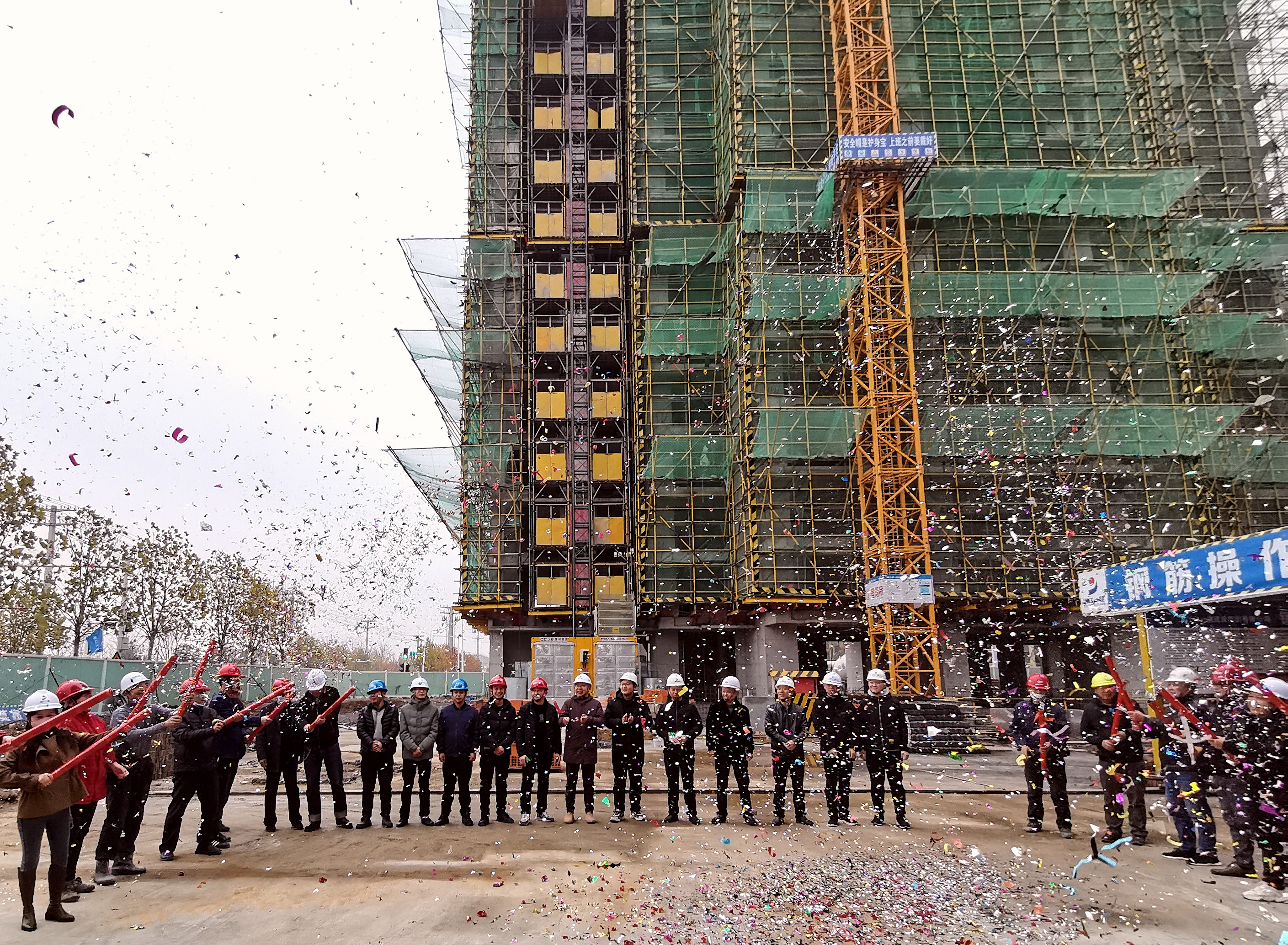 浙江一建，浙江一建廬江城南安置點項目主體結(jié)構(gòu)順利結(jié)頂.jpg