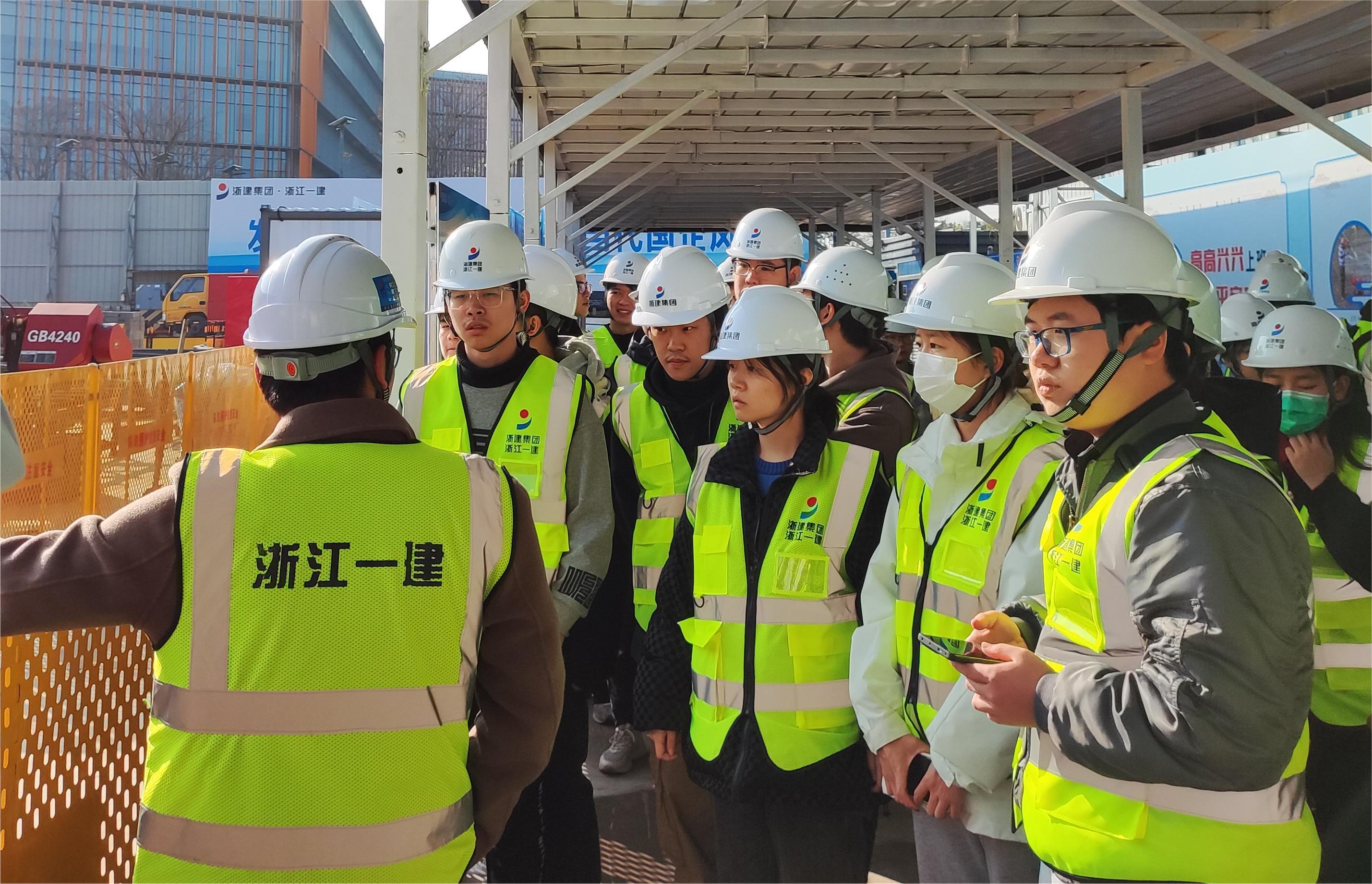 現(xiàn)場參觀交流2.jpg