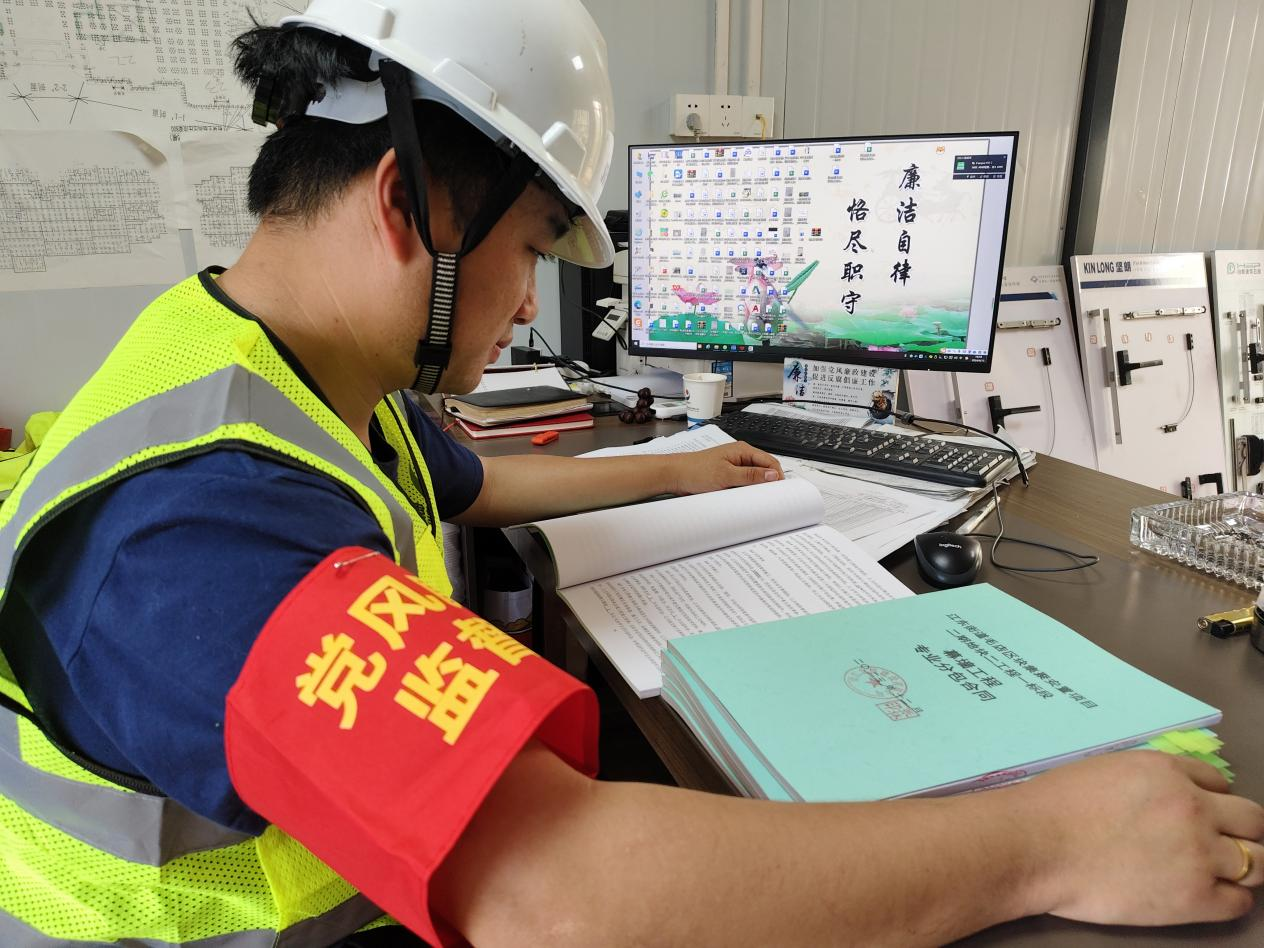 項目黨風(fēng)廉情監(jiān)督員對招采流程、合同履約、材料管控工作進行臺賬檢查 (1).png