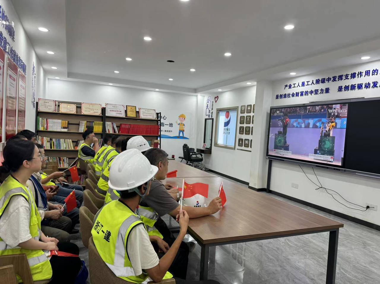 浙江一建，潮新聞客戶端關(guān)注報(bào)道浙江一建浙江省全民健身中心項(xiàng)目組織工友一同觀看奧運(yùn)比賽.jpg